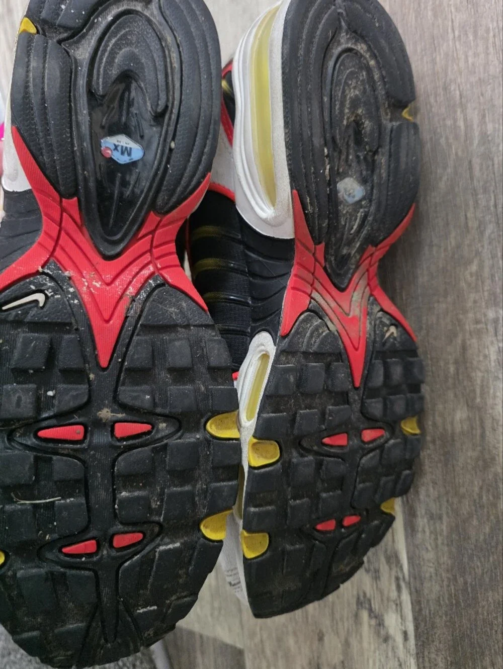 Nike Men's Black White Yellow Red Accent Sneakers 10 - Picture 6 of 8